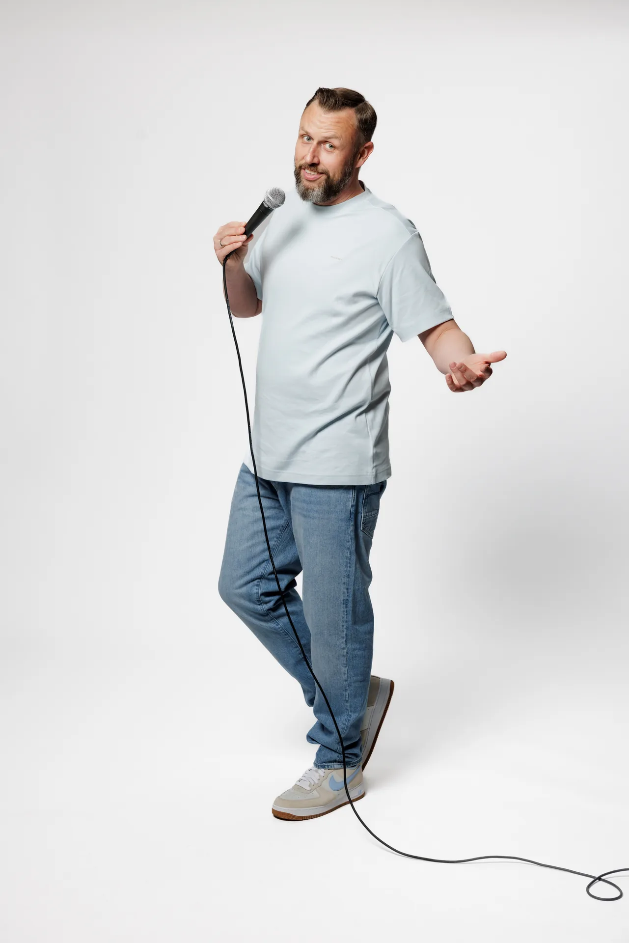 Simon Bode – Ganzkörperporträt mit Mikrofon