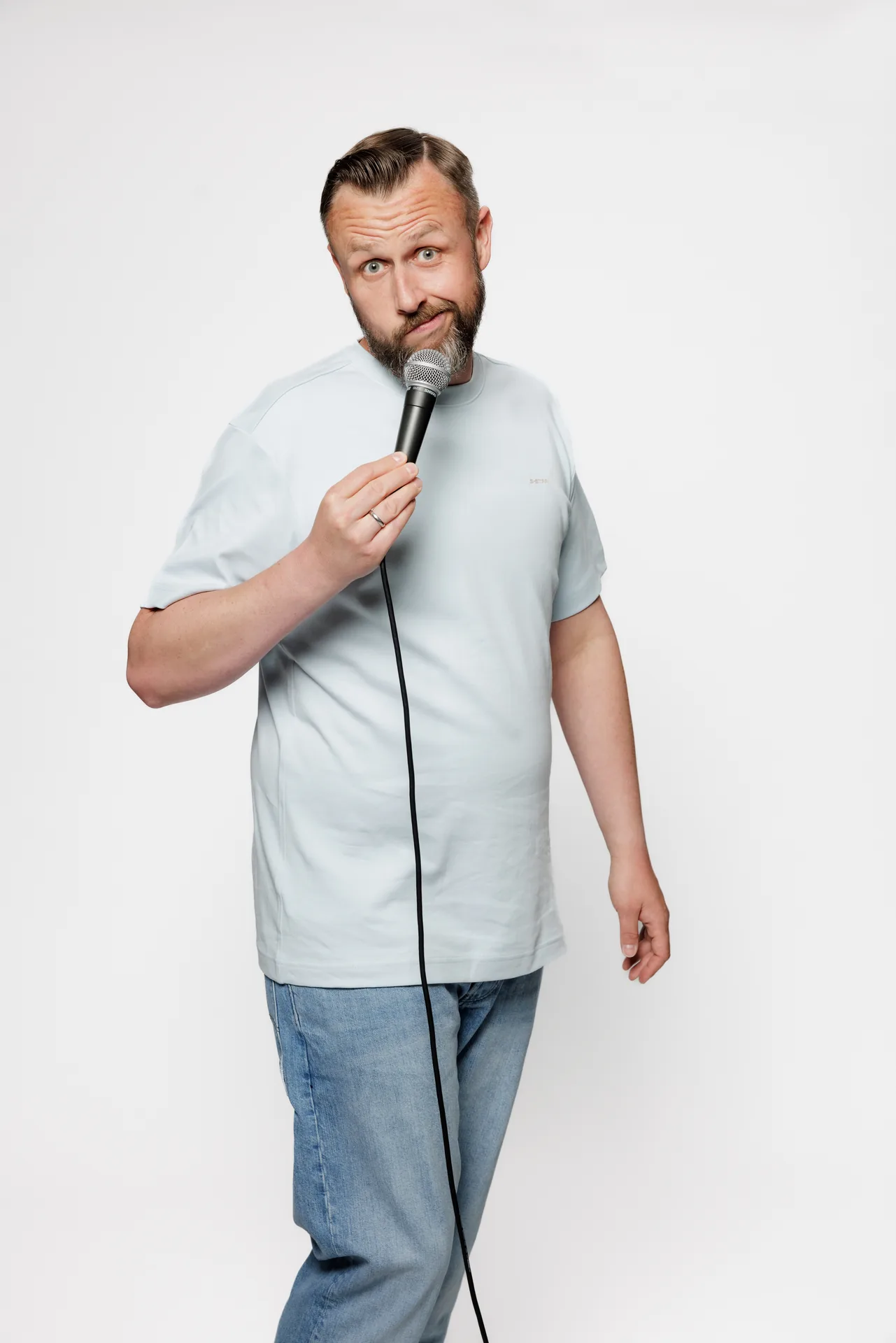 Simon Bode – Studio-Porträt am Mikrofon