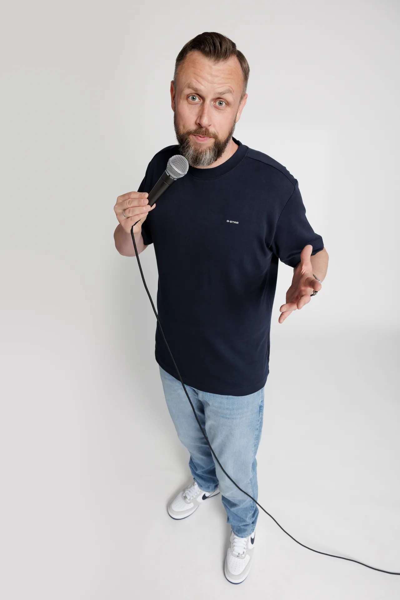 Simon Bode – Dynamisches Studio-Porträt mit Mikrofon