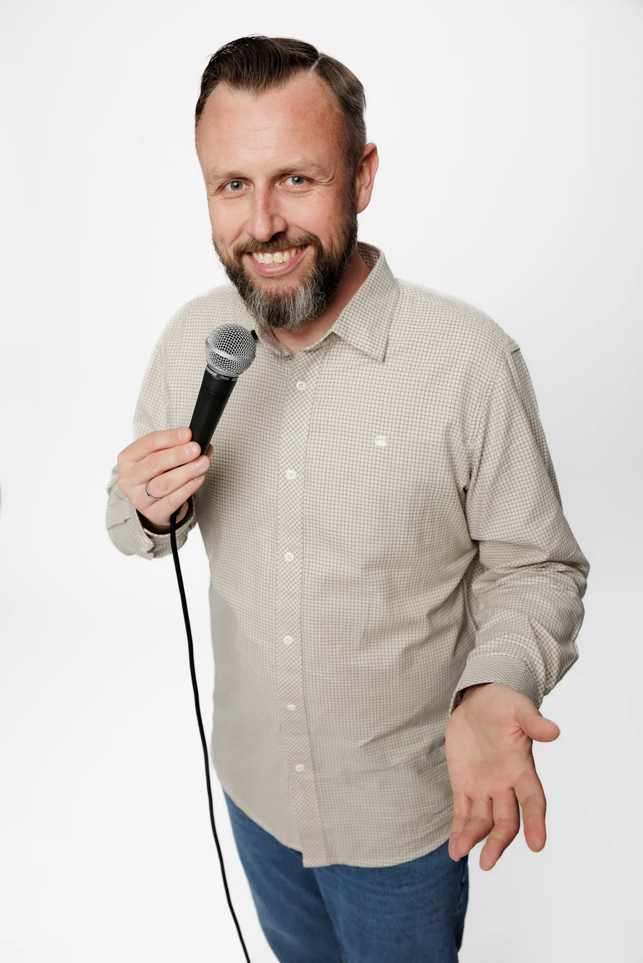 Simon Bode – Studio-Porträt mit Mikrofon