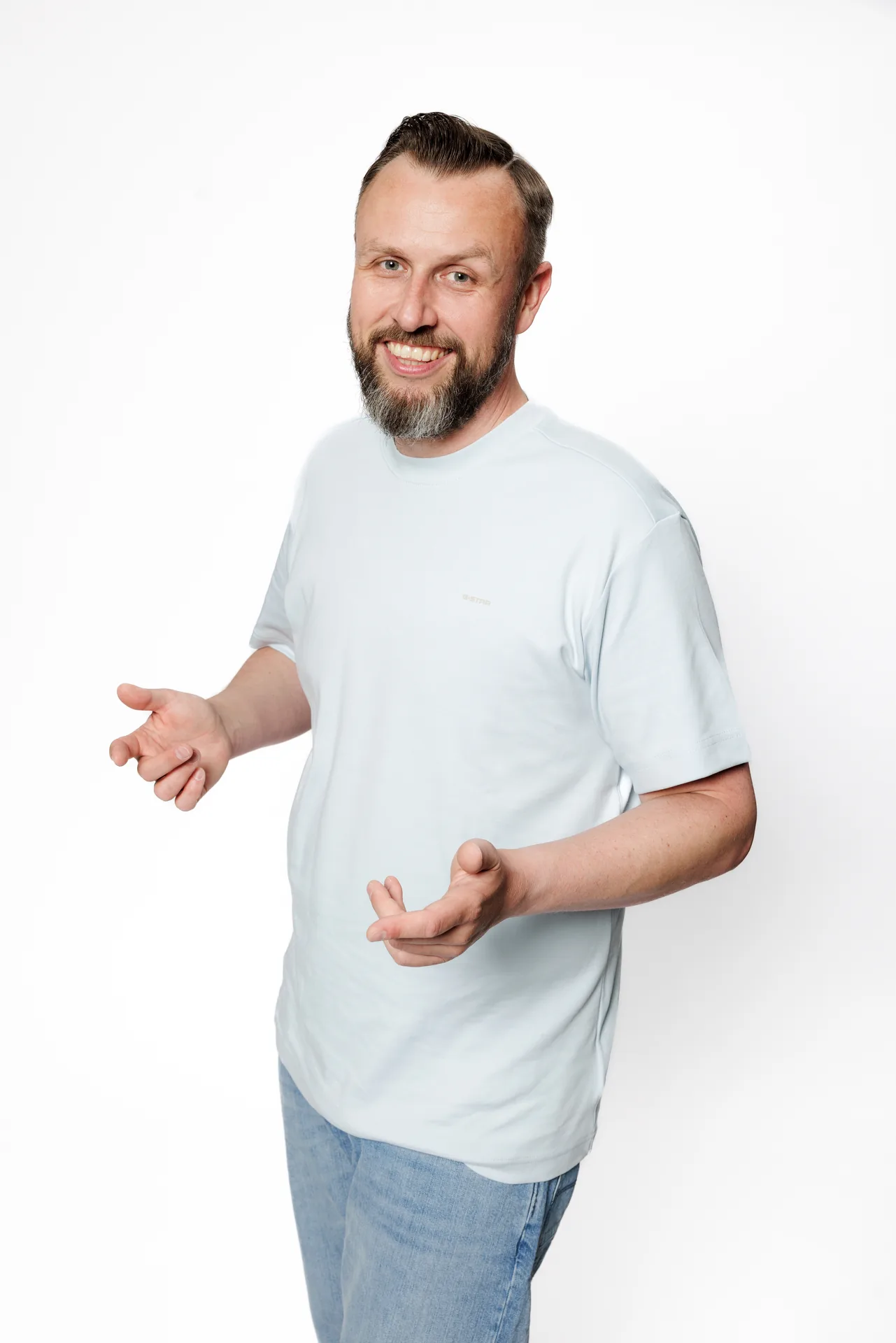 Simon Bode – Studio-Porträt mit offener Geste