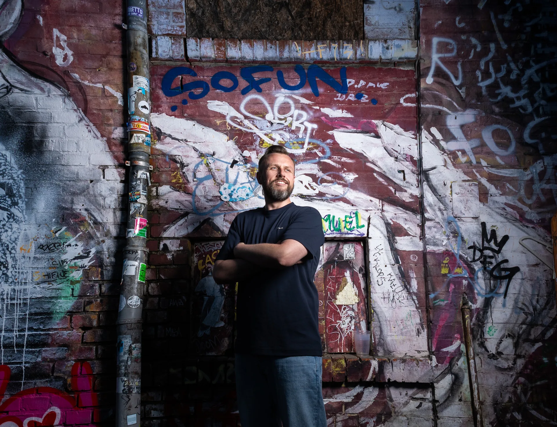 Simon Bode – Urbanes Porträt vor einer Graffitiwand